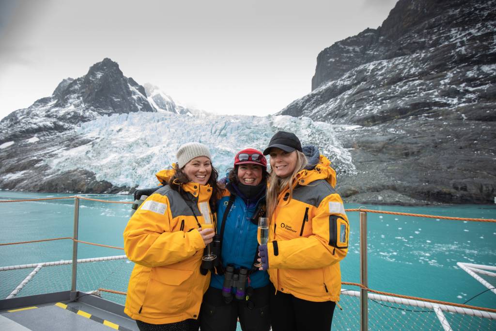 Guests share a moment with one of our onboard experts. 